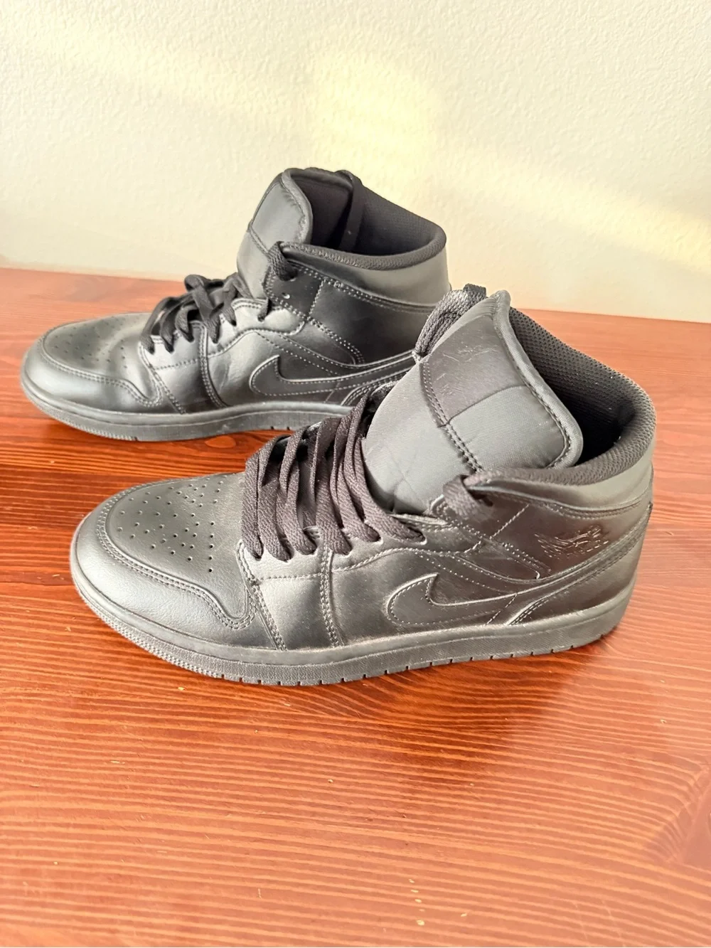 Nike Air Jordan 1 Mid Triple Black